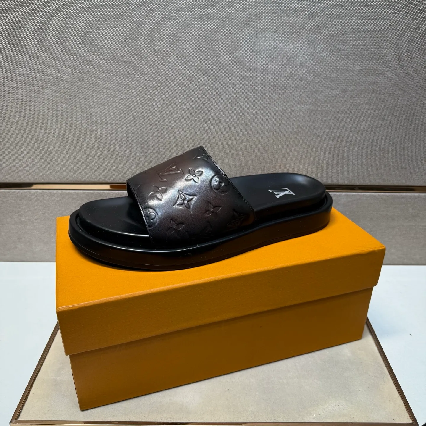 ⬛️Men's shoes 💰p400 [LV～] Men's casual slippers 2025z cabinet sales simultaneously 🔶Size: 39-44#️⃣ 🔷4 colors🔜The upper is made of cowhide stitching➕Genuine leather lining, comfortable and breathable, sole: original comfortable and wear-resistant outsole, ⚠️Real 📱Photographed🎬The real thing is better📢📢📢